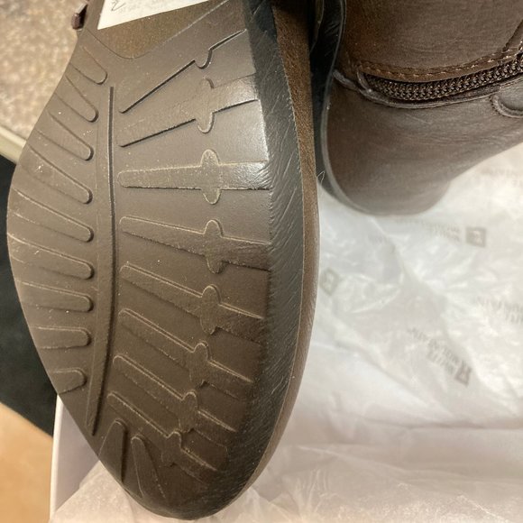 NWT - Ladies White Mountain Buddy Brown Zippered Ankle Boots - Sz 7M - Picture 5 of 11